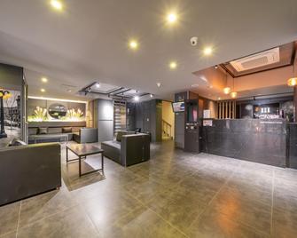 H Avenue Hotel - Pyeongtaek - Recepción