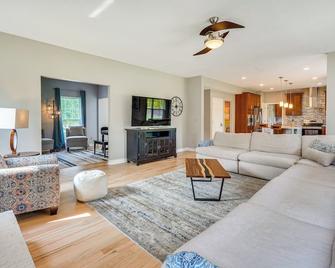 Spacious Lewis Center Home with Yard and Gas Grill! - Lewis Center - Living room