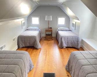 Entire Farm House: Rustic, Classic, Perfect - Barboursville - Bedroom