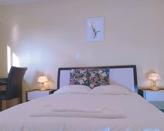 203 private room &full bathroom with 1 queen bed in richmond - Richmond - Bedroom