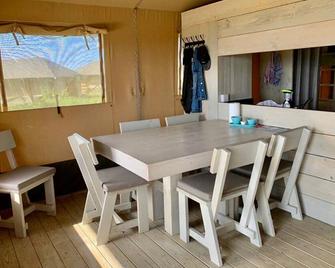 Family friendly glamping tents: sleep 6, stunning sea and rural views - Saint Peter Port - Dining room