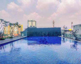 Minimalist Studio at Evenciio Margonda Apartment By Travelio - Depok - Pool