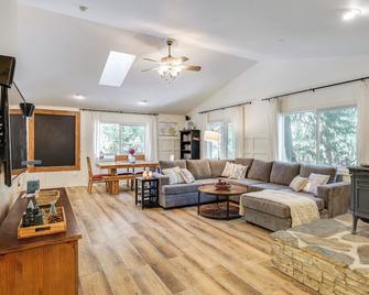 Forest-view Retreat: Grill & Fireplace in Sonora - Sonora - Sala de estar