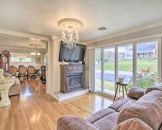 Bristol Retreat with Creek Access 2 Mi to Dtwn - Bristol - Living room