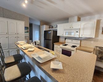 Coastal Serenity Retreat - Perfect for Families! - Laguna Beach - Kitchen