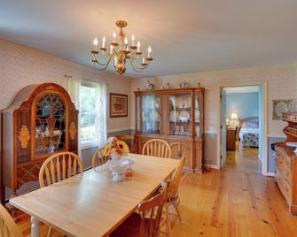 Pittsfield Home w/ Deck - 12 Mi to Jiminy Peak! - Pittsfield - Dining room