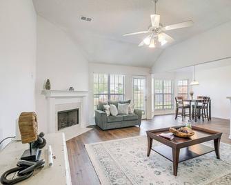 Large Backyard Peaceful Home in Southaven! - Southaven - Living room