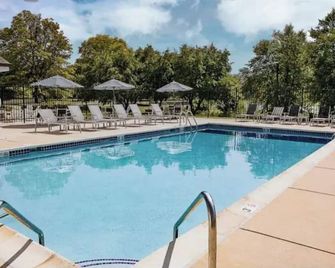 Lovely 2-Bdrm unit with pool. Home away from home. - Naperville - Pool
