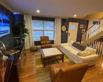 Here It Is! Cool Cape Cod-3 Br-2.5 Bath-12 Guests - Olathe - Living room