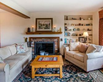 Saltbox townhome with views & fireplace - near Quechee Club, golf, & skiing - Hartford - Living room