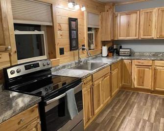 2 Bedroom Cottage - Adirondack Basecamp - Tupper Lake - Cocina