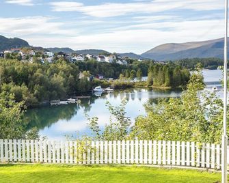 Apartment with stunning fjord view near Ålesund - Ålesund - Außenansicht