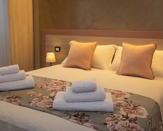 Agriturismo Corte Casa Erminia - Lazise - Schlafzimmer