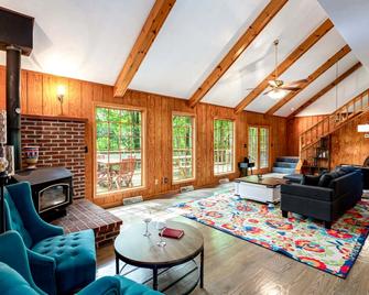 Huge Cabin w Hot Tub, Deck, Grill, Fire Pit, WiFi - Berkeley Springs - Wohnzimmer
