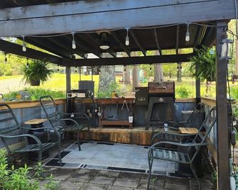 Come GLAMP at our primitive cabin beside the creek! - Mountain View - Patio