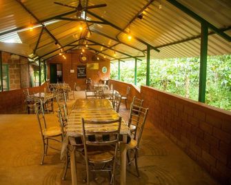 Yedamakky Cottage - Madikeri - Restaurante