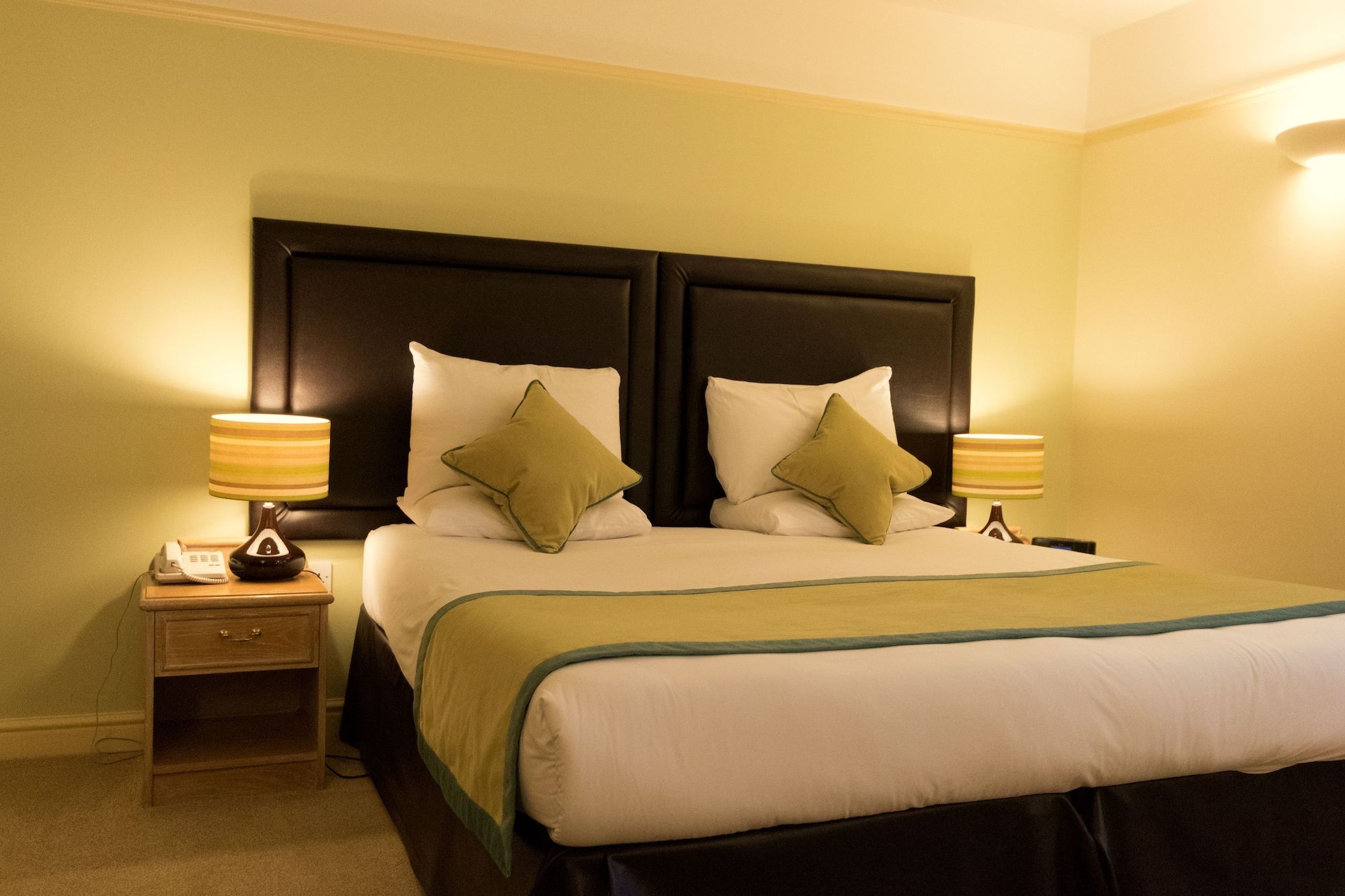 Stratford Limes Hotel - סטרטפורד אפון-אבון - חדר שינה