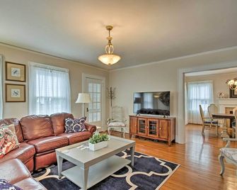Central Wadesboro Home Walk to Downtown Shops! - Wadesboro - Sala de estar
