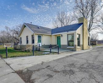 Cozy Kalamazoo Studio, 4 Mi to Downtown Area! - Kalamazoo - Building