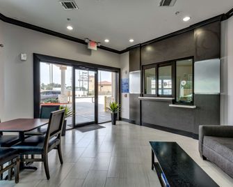 أميريكاز بست فاليو إن آند سويتس آي إيه إتش أيربورت نورث - هومبل - ردهة