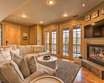 Lavish Jeremy Ranch Retreat - 6 Mi to the Canyons! - Park City - Living room