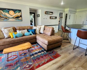 14-Plex 117, 2 bedroom ground level - Garden City - Sala de estar
