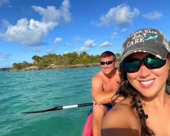 Water Front property with great views, pool, use of Kayaks, & strong Wi-Fi. - Tucker’s Town