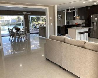 Completely remodeled 3bdrm/2.5bath heated pool - Venice Gardens - Living room