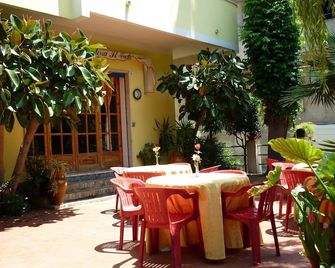 Hotel Alexander - Ricadi - Patio