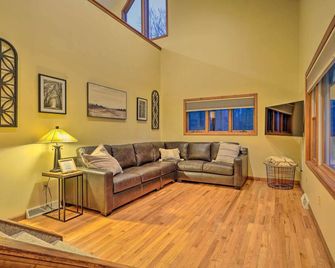 Spacious Oneida Retreat w/ Game Room! - Oneida - Living room