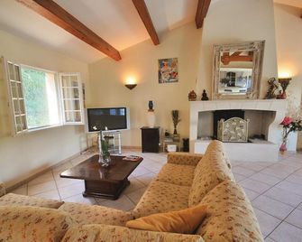 Lovely home in St Anastasie s Issoles - Sainte-Anastasie-sur-Issole - Sala de estar