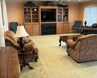 GilligansIslandResort.com White Lake Mansion w/Pvt Pier & Boat Dock Sleeps 18 - Elizabethtown - Sala de estar