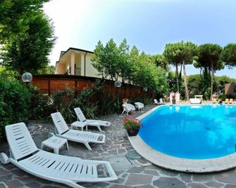 Hotel Corallo - Rávena - Piscina