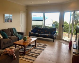 Enjoy Panoramic coastal views at this spacious hilltop property. Linen included. - Goolwa - Living room
