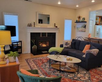 Great Price! Sunset Beach Cottage with Lovely garden, beach, and boat dock! - Nice - Wohnzimmer