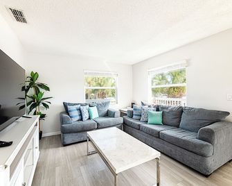 RENOVATED! Spacious 2-bed, 2-bath second-floor unit minutes from Indian Rocks Beach. Sleeps nine with full kitchen, WiFi, smart TV, beach gear, parking, and direct pool access. A comfortable, convenient stay for families and groups - Indian Rocks Beach - Living room
