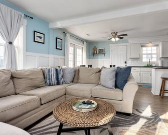 Lil'TipSea on Topsail - Close to the sound and beach! - Topsail Beach - Living room