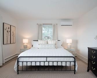Meadowview Cottage - Bird in Hand - Bedroom