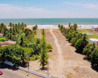 Cozy beautiful home near the beach and La Puntilla at Costa del Sol, El Salvador - San Luis Talpa
