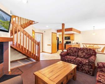 Amenities Galore. Shawnee Village Pocono Mountain Resort. - East Stroudsburg - Wohnzimmer