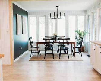 Beautiful, modern, cottage with hot tub and more - Renfrew - Comedor