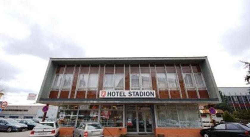 Hotel Stadion Hradec Králové - Hradec Králové - Edificio