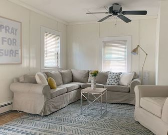 Rear Cottage in Spring Lake - Spring Lake - Living room