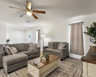 L New L Fully Remodeled 3br 2bth L 1 Min To Veterans Memorial Park - Sierra Vista - Living room