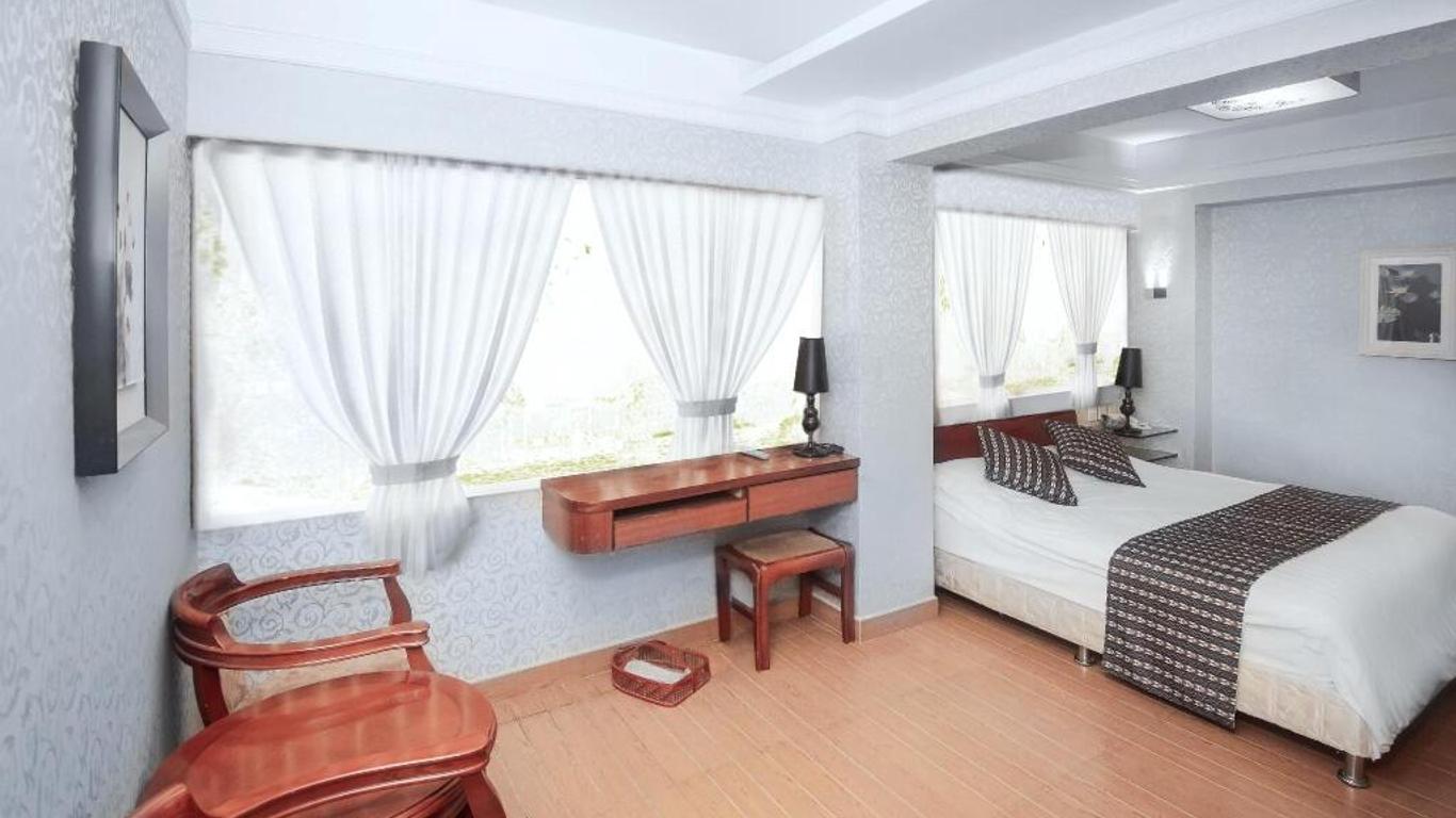 Holiday Hotel