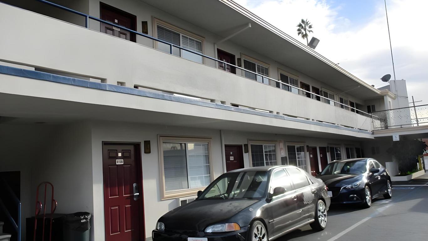 La Royal Viking Apartments