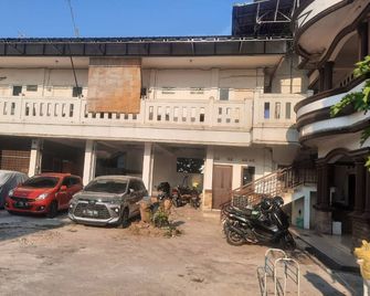 OYO Life 93160 Kost Jenny Karawang - Karawang