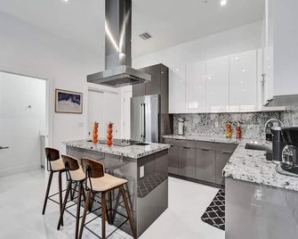 2023 Luxe New Modern Home With Pool - Fort Lauderdale - Cocina