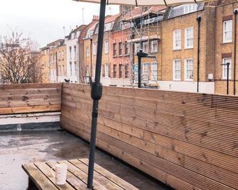 Tower Bridge Roomzzzz Bnb - London - Balkon