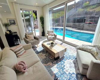 Modern Retreat with Pool, Game Room,Playhouse, Fenced Yard. - San Diego - Sala de estar